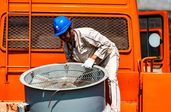 工作人員為主變安裝風扇。國網重慶永川供電公司供圖