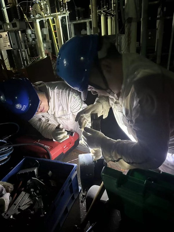 工作人員凌晨開展檢修工作。國網重慶永川供電公司供圖