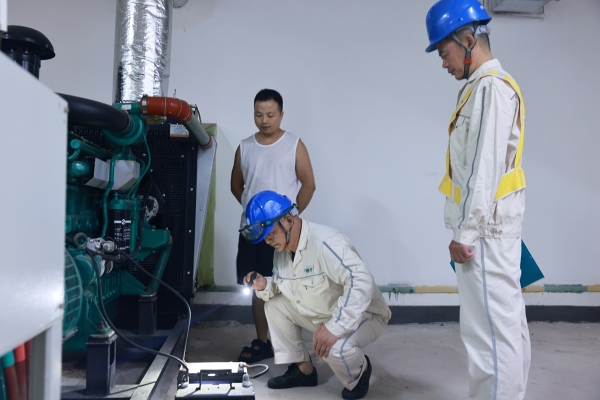 電力工人在檢查學校發電機。國網重慶大足供電公司供圖