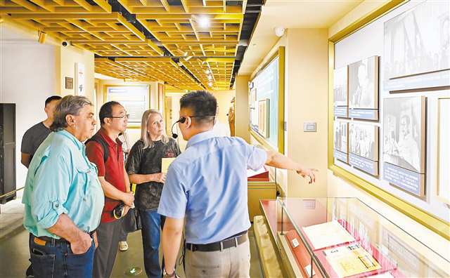 8月28日，“感知重慶·2025中美文化交流活動”啟動。圖為參訪團在中國民主黨派歷史陳列館參觀。記者 齊嵐森 攝/視覺重慶