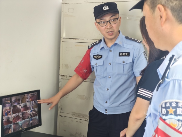 民警排查校園安全隱患。南岸區公安分局供圖