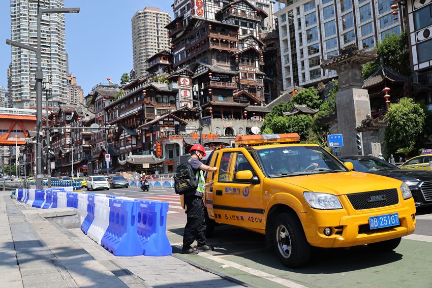 “紅巖燃小兵”到達渝中區洪崖洞，對景區內商業門店開展燃氣安全巡查。重慶燃氣集團供圖