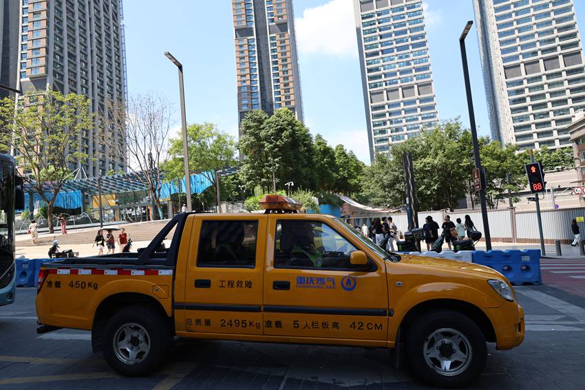 “紅巖燃小兵”駕駛重慶燃氣搶險車輛奔赴下一個目的地。重慶燃氣集團供圖