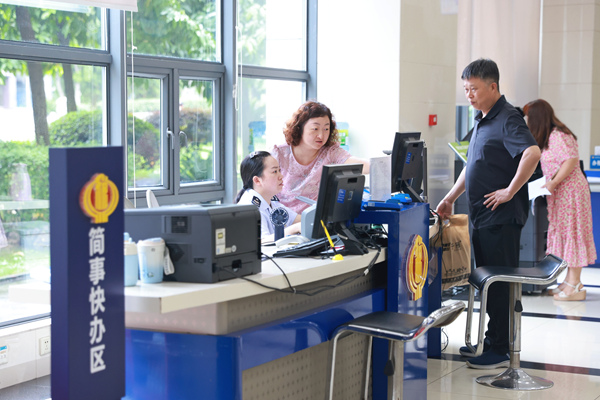 在北碚區辦稅服務廳“簡事快辦區”，稅務人員為市民辦理涉稅業務。楊蔓攝