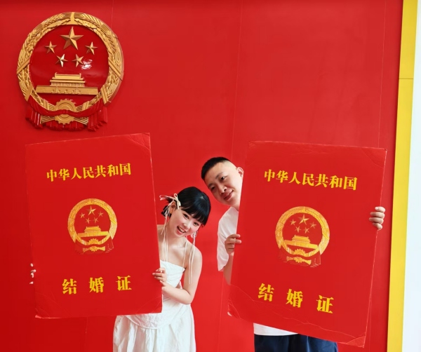甜蜜“七夕”，渝北區領證新人曬幸福。徐梅攝