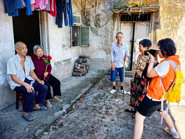 銀齡志愿者與攝影師上門為老人拍攝。于澤源攝
