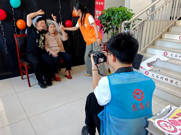 專業攝影志愿者為老人拍攝。鄒冰倩攝