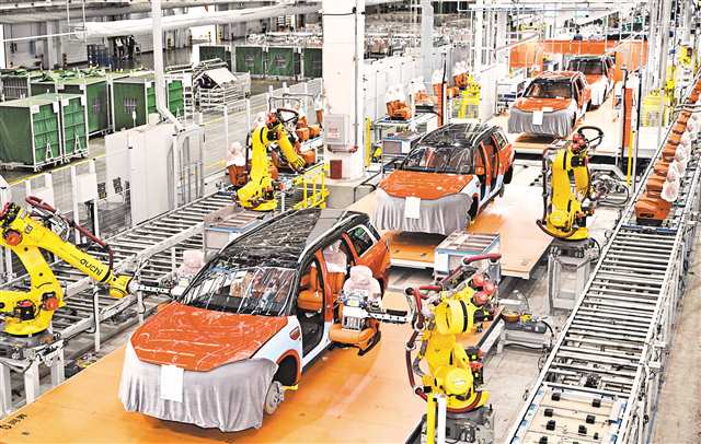 位于兩江新區龍盛新城的賽力斯汽車超級工廠，機器手臂正在安裝座椅。（資料圖片）記者 張錦輝 攝\視覺重慶