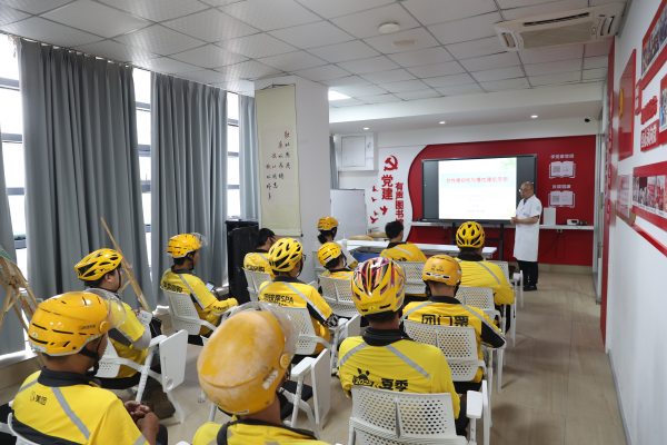 進行健康科普?；顒又鬓k方供圖