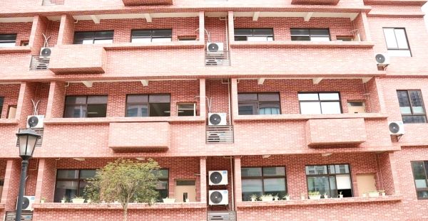 江南廣茂小學新安裝的空調。付軍攝