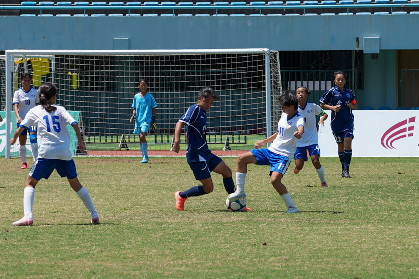 比賽中的激烈拼搶。吳汪洋攝