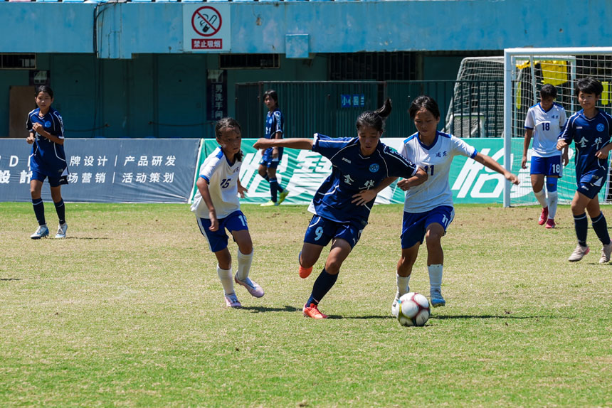 比賽中全情投入的女足隊員。吳汪洋攝