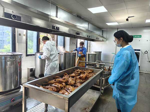 走訪企業。工行重慶市分行供圖