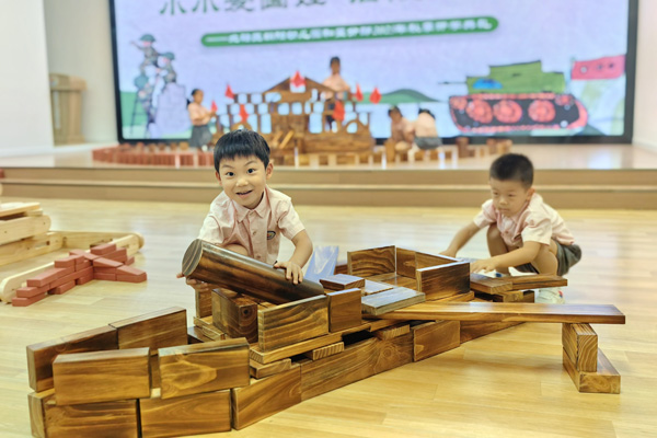 孩子們用積木專注搭建。朝陽幼兒園供圖