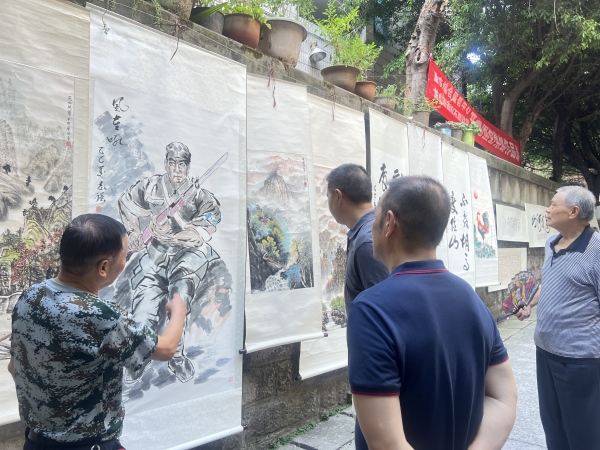 群眾欣賞書畫作品。龍山街道供圖