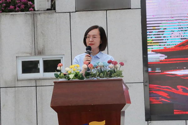 重慶市鋼城實驗學校黨委書記應岸在開學典禮上講話。重慶市鋼城實驗學校供圖