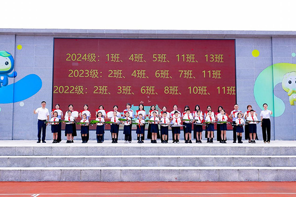 頒發“特色班集體”和“嘉美班集體”榮譽證書。主辦方供圖