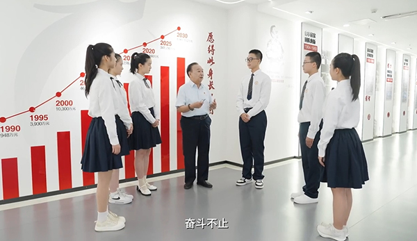 張本焱與同學們分享個人理想與家國情懷。主辦方供圖