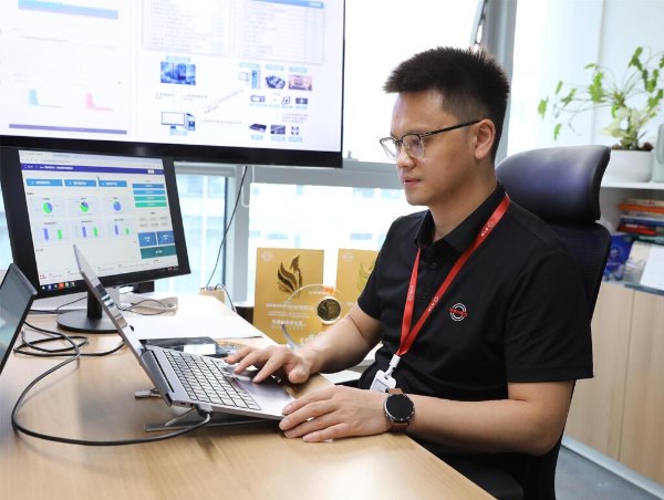 工作中的彭江。張小鳳攝