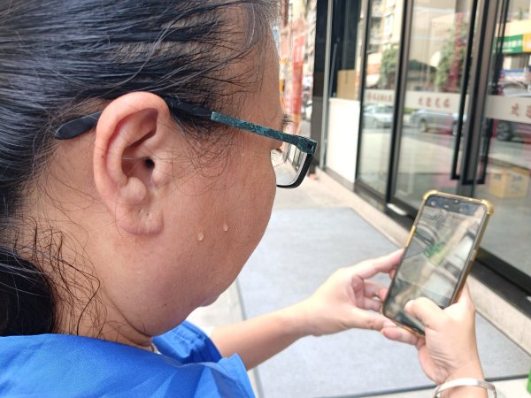 烈日下作業的數字城管采集員。任峰攝