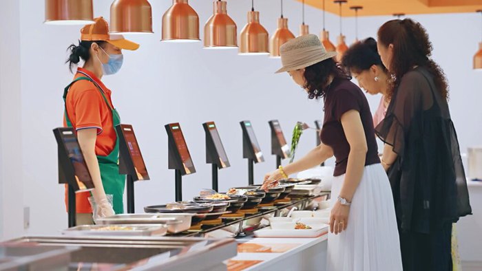 居民在數字食堂用餐。江北區觀音橋街道渝北社區供圖