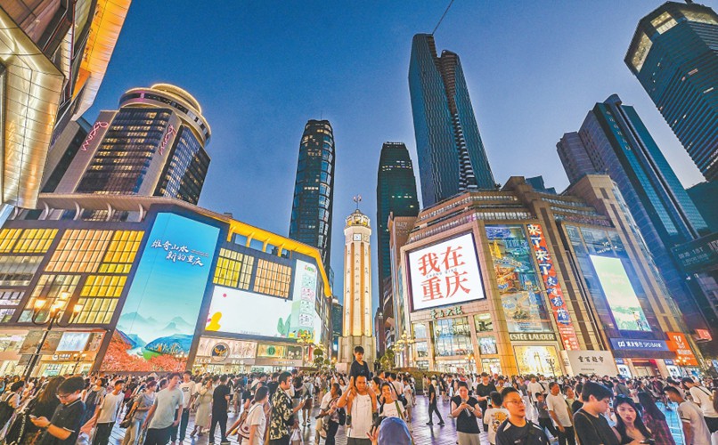 2025年8月12日，渝中區解放碑，眾多游客在此拍照留影。首席記者 龍帆 攝/視覺重慶