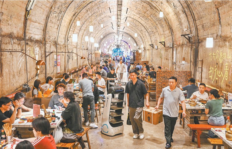 2025年6月18日，渝北區，眾多食客在防空洞“地下之城”火鍋店享受美食。記者 張錦輝 攝/視覺重慶
