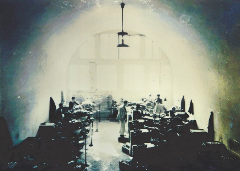 兵工署第五十工廠在防空洞內生產情形。（資料圖片）