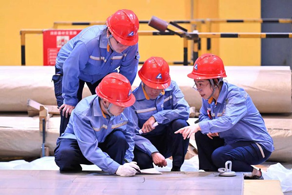 西南鋁技術員在商討板材優化工藝改進。李影攝