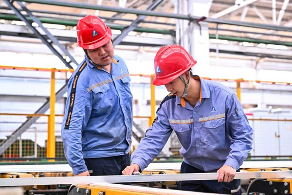 西南鋁員工檢查鋁型材尺寸。李影攝