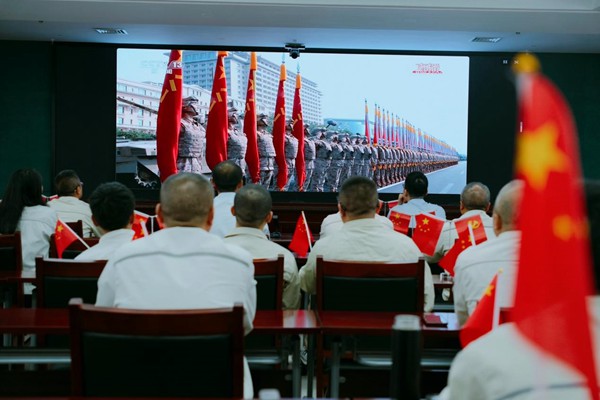 9月3日，國網永川供電公司組織人員收看紀念大會和閱兵儀式直播。余明雨攝