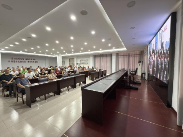 離退休干部集中收看閱兵儀式直播。宋文勵攝