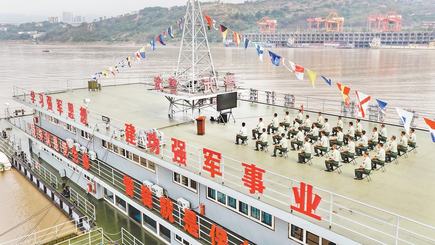 九月三日，南岸區，武警重慶總隊船艇支隊官兵在躉船甲板上收看直播。特約攝影 郭旭\視覺重慶
