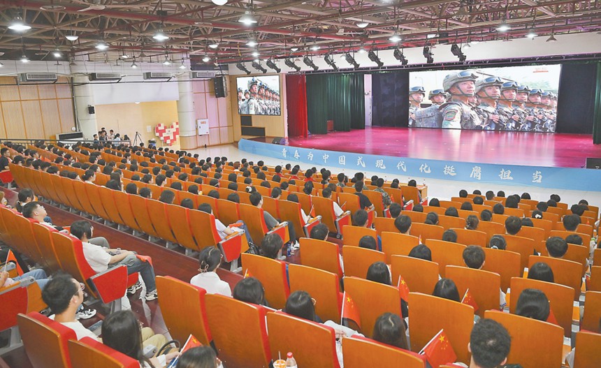 九月三日，西南大學圓頂報告廳，師生們在收看直播。記者 張春曉 攝\視覺重慶