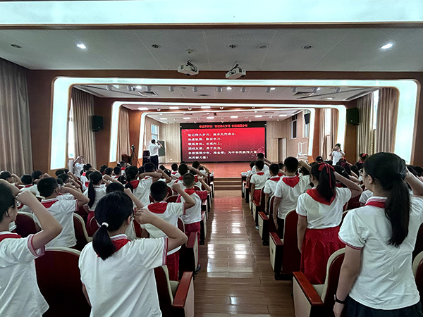 學生宣誓。主辦方供圖