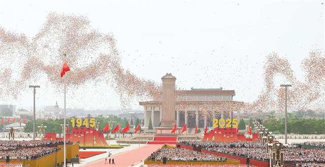 九月三日，紀念中國人民抗日戰爭暨世界反法西斯戰爭勝利八十周年大會在北京隆重舉行。這是紀念大會現場放飛和平鴿和氣球。新華社記者 姚大偉 攝