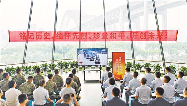　九月三日，江北區川江航運文化園，退役軍人代表、民兵代表、消防救援人員、群眾代表正在收看紀念中國人民抗日戰爭暨世界反法西斯戰爭勝利八十周年大會直播。記者 崔力 攝\視覺重慶
