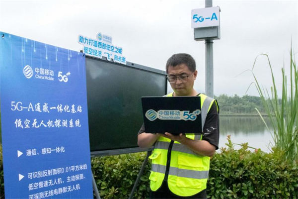 工作人員在梁平區雙桂湖國家濕地公園開展5G-A網絡維護。中國移動重慶公司供圖