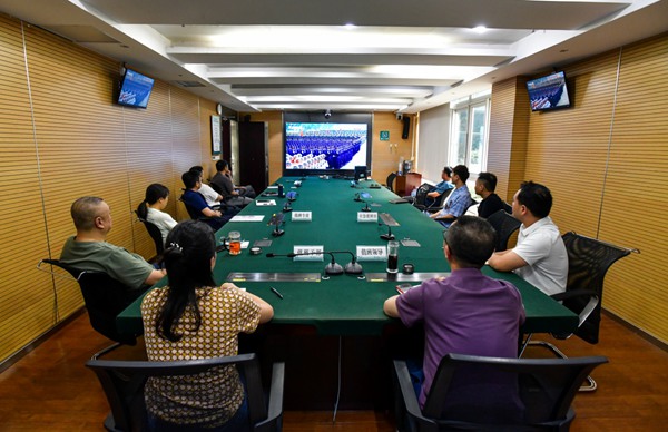 9月3日，國網重慶江津供電公司組織應急值班員工收看紀念大會和閱兵儀式直播。王化全攝