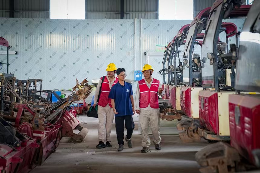 電力人員對農機設備進行安全檢查，并了解村民用電需求。國網永川供電公司供圖