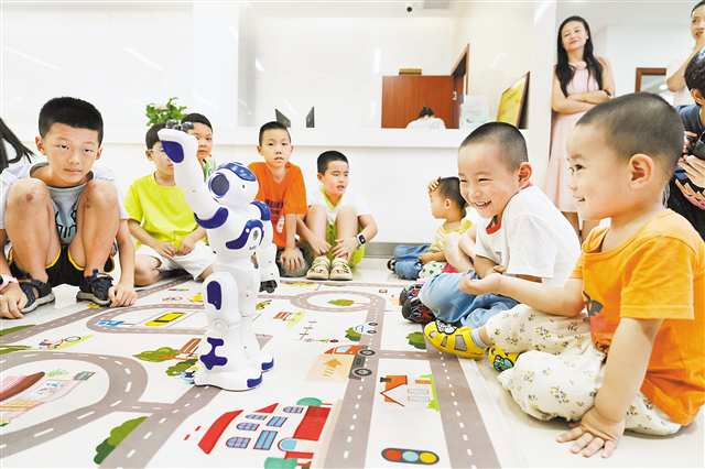 八月二十日，在北碚區開展的機器人與人工智能科普移動課堂上，孩子們和機器人在互動。特約攝影 秦廷富\視覺重慶