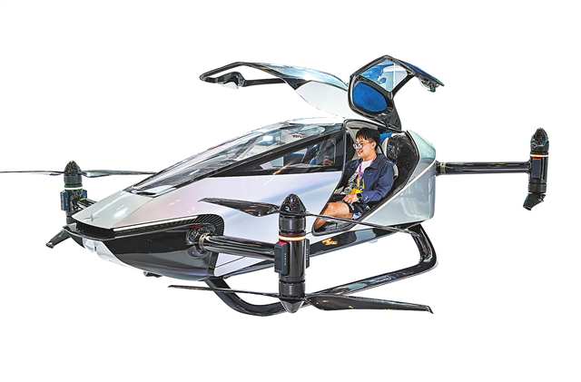 9月4日，媒體記者在智博會現場參觀體驗智能電動垂直起降飛行器。新華社發