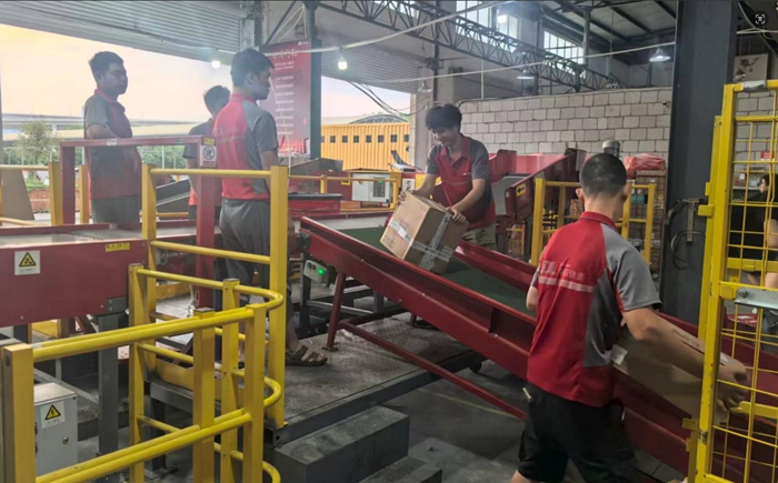 重慶京邦達物流有限公司工作人員作業中。重慶市人力社保局供圖