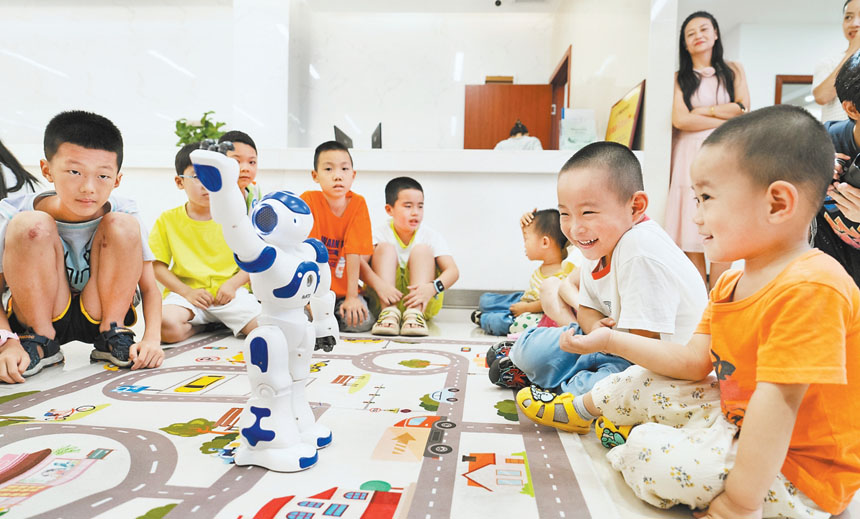 八月二十日，在北碚區開展的機器人與人工智能科普移動課堂上，孩子們和機器人在互動。特約攝影 秦廷富\視覺重慶