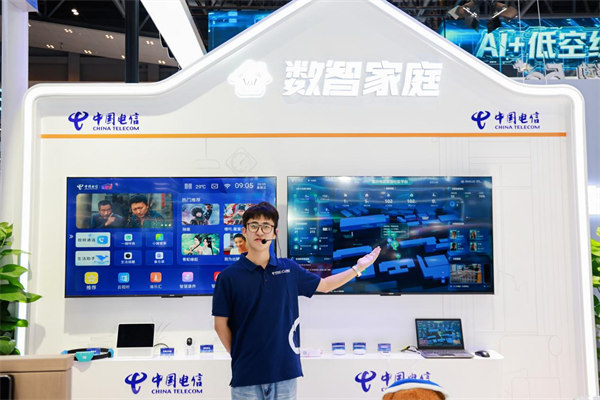 工作人員介紹數智家庭應用。中國電信重慶公司供圖
