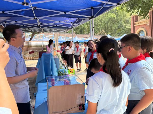 有趣的科普展位吸引學生駐足觀看。陳俊攝