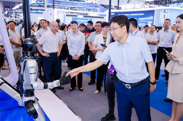 騰訊“具身智能Tairos開放平臺機器人”亮相智博會。騰訊供圖