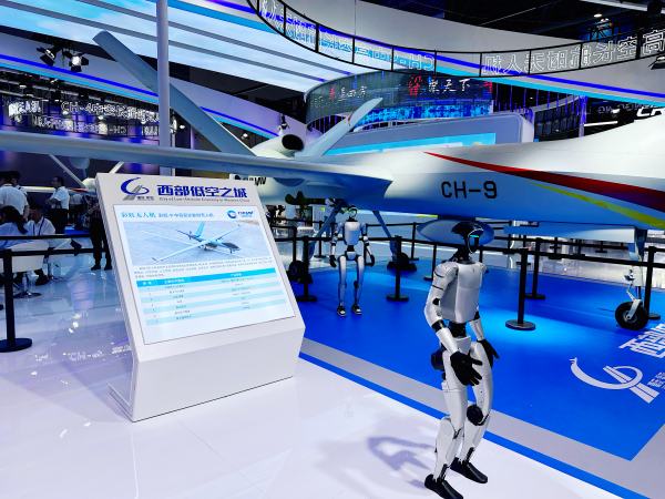 無人機與智能機器人“迎客”。黃亞輝攝