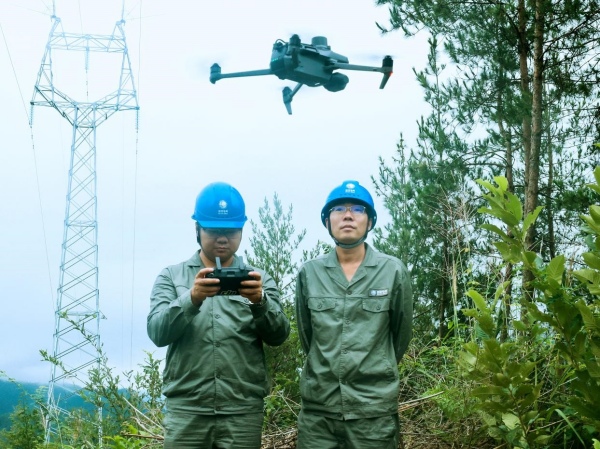 國網重慶城口供電公司輸電運檢班員工采用“無人機+人工”的方式巡檢110千伏竹城線51號塔。鄧芝華攝