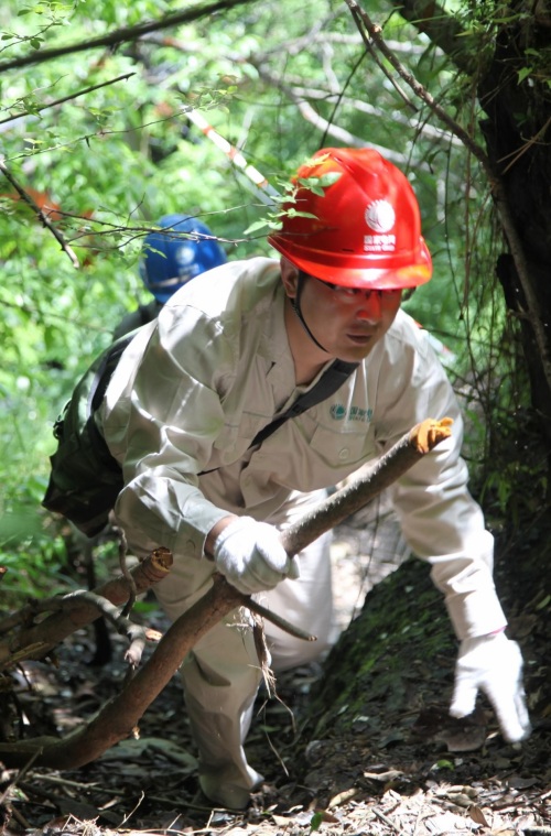 國網重慶城口供電公司員工前往220千伏華城線195號塔巡檢。易代超攝